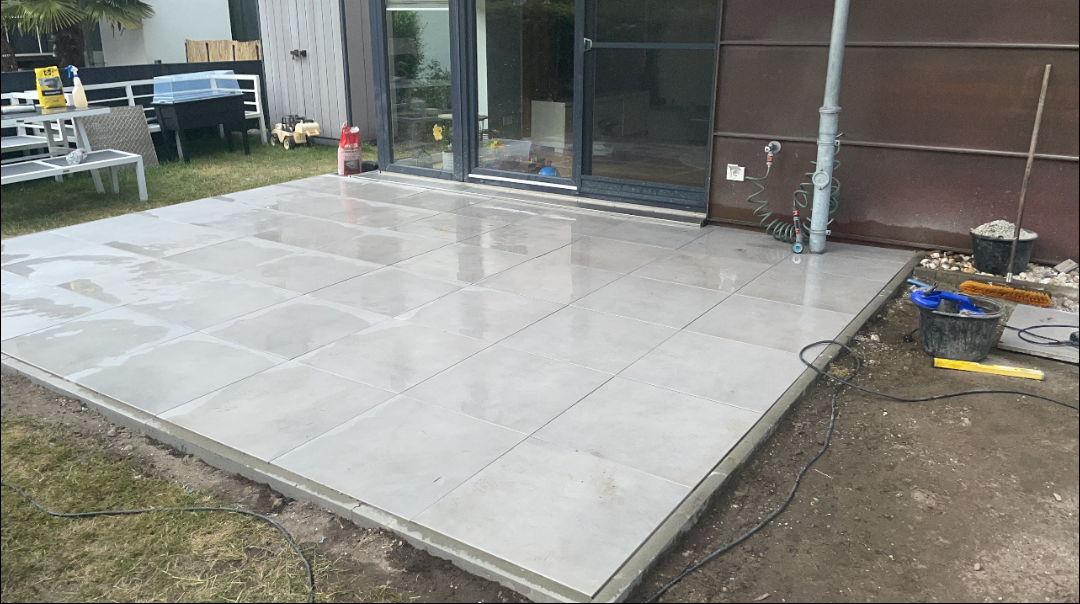 Moderne Keramikterrasse